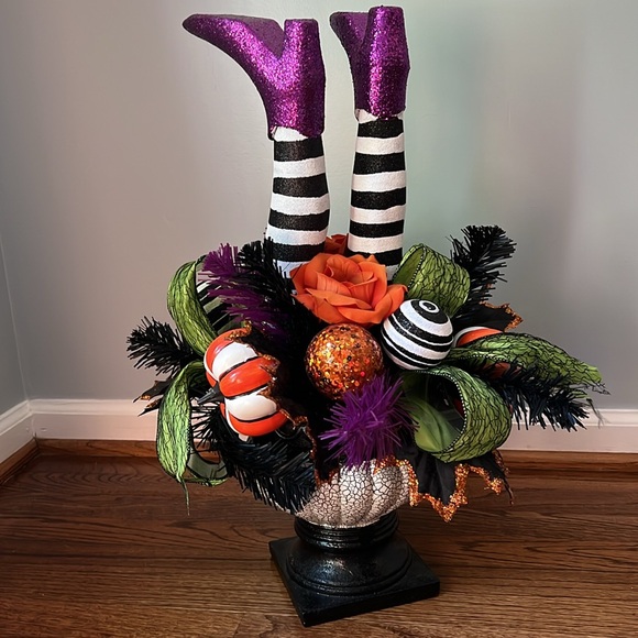 NWOT HALLOWEEN WITCH LEGS CENTERPIECE - Picture 5 of 14